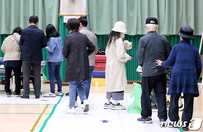 제22대 국회의원 선거일인 10일 대전 유성구 노은초등학교에 마련된 노은1동 제2투표소를 찾은 유권자들이 소중한 한 표를 행사하기 위해 차례를 기다리고 있다. /뉴스1 ⓒNews1 김기태 기자