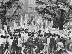 1968년 캠퍼스에서 시위하고 있는 일본 도쿄대 학생들/닛케이