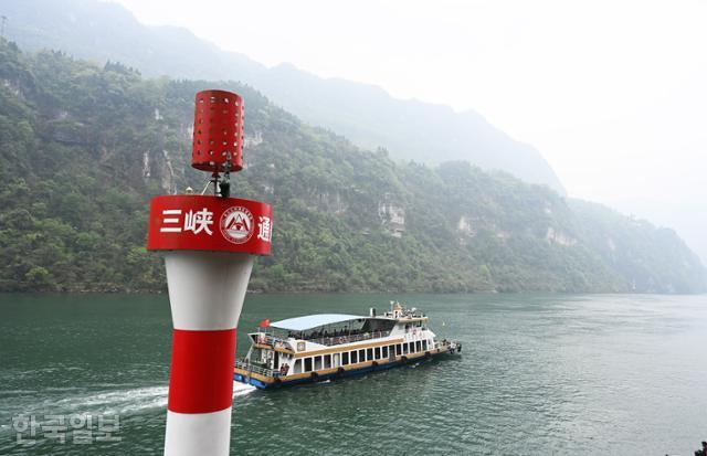 장강삼협 크루즈의 삼협인가 투어는 용진계곡이 양쯔강으로 흘러드는 서릉협에서 진행된다.