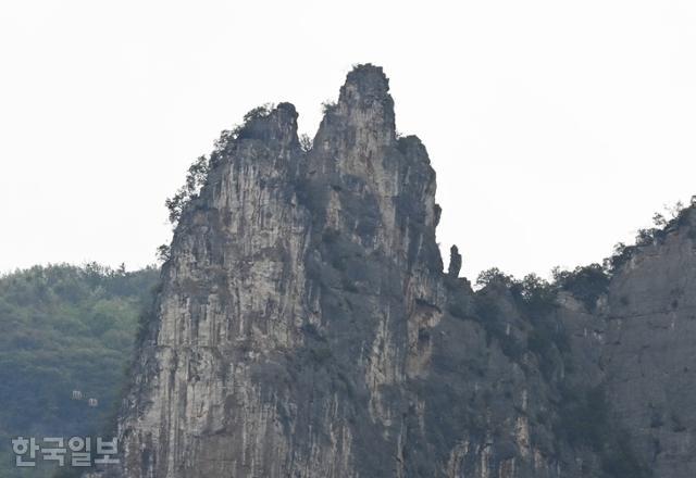 웅장한 바위 봉우리인 여신봉 뒤에 사람 모양의 신녀 바위가 보인다.