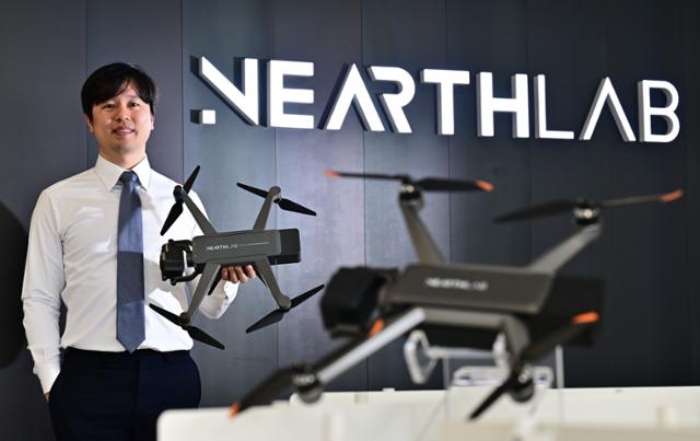 최재혁 니어스랩 대표가 서울 테헤란로 사무실에서 자체 개발한 AI 자율비행 드론을 들어 보이고 있다. 최주연 기자