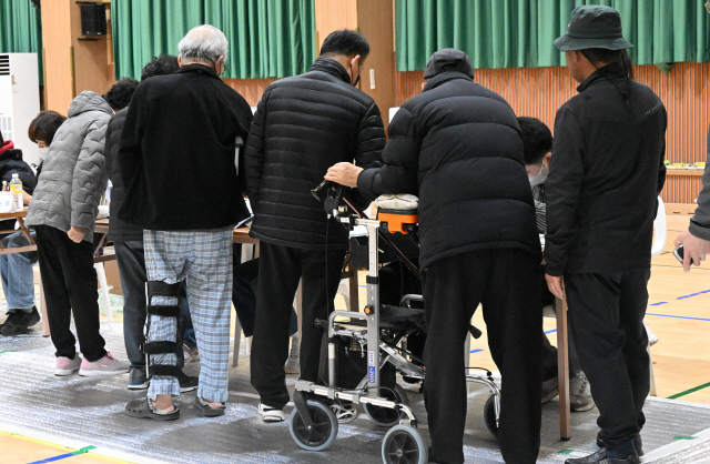 ▲ 제22대 국회의원선거가 실시된 10일 춘천 봄내체육관에서 몸이 불편한 유권자가 투표용지를 받고 있다. 김정호