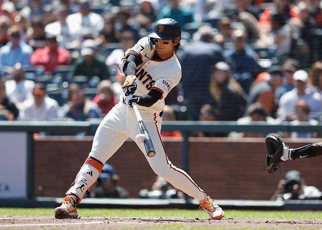 타격하는 이정후. AFP연합뉴스