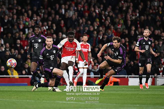 ▲ 실점 장면에서 다이어는 뒷짐을 지고 주춤했고 적극적으로 사카에게 달라붙지 않았다. 오히려 사카에게 슈팅각을 내줬는데, 사카는 침착하게 다이어가 내준 빈틈을 공략해 반대쪽 포스트로 슈팅해 득점에 성공했다. 일각에선 "사카가 선제골을 넣을 때 공간을 열어줬다. 더 타이트하게 접근했어야 했다"고 짚었다. 하지만 영국 'BBC'는 "바이에른 뮌헨 수비는 매우 조직적이었다. 미드필더들이 포백을 잘 보호했고 포백도 잘 움직였다. 아주 좋은 경기”라며 다이어가 뛴 바이에른 뮌헨 수비 조직력을 칭찬했다