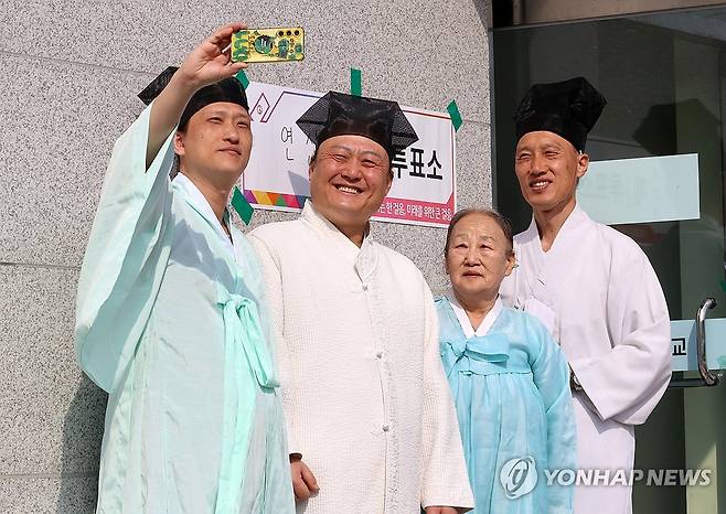 한복 입고 권리행사 (논산=연합뉴스) 김준범 기자 = 제22대 국회의원선거 투표일인 10일 오전 양지서당 유정욱 훈장을 비롯한 가족이 충남 논산 연산초등학교에 마련된 투표소에서 투표한 뒤 기념사진을 찍고 있다. 2024.4.10 psykims@yna.co.kr