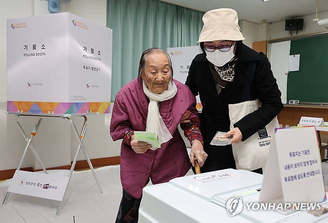 100세 할머니의 소중한 한 표 (울산=연합뉴스) 김용태 기자 = 제22대 국회의원 선거일인 10일 오후 울산시 북구 상안중학교에 마련된 농소3동 제1투표소에서 1923년생으로 올해 만 100세인 김성순 할머니가 투표하고 있다. 2024.4.10 yongtae@yna.co.kr