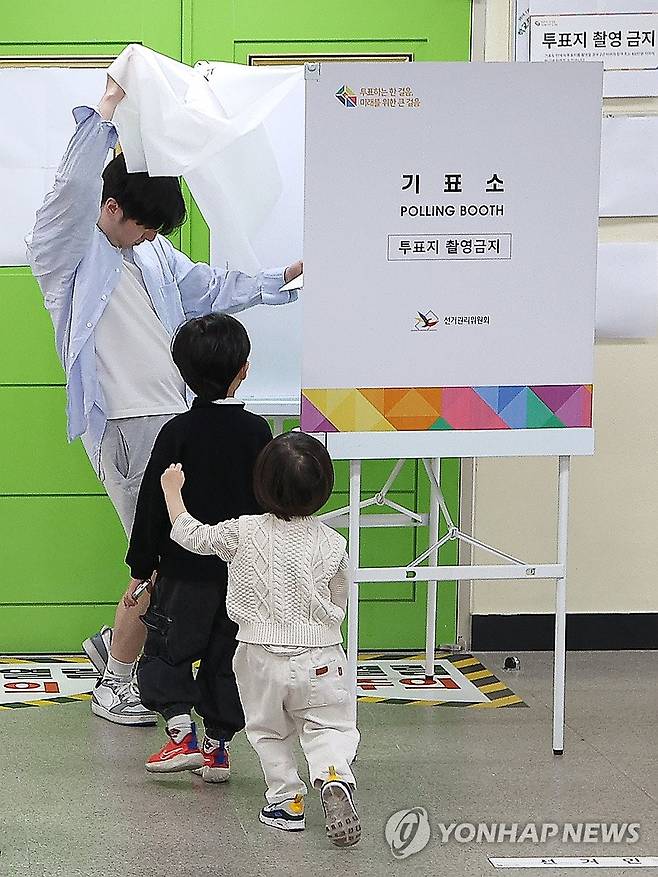'투표가 궁금해' (대구=연합뉴스) 윤관식 기자 = 제22대 국회의원선거 투표일인 10일 대구 달성군 비슬초등학교에 마련된 유가읍 제3투표소에서 어린이들이 부모를 따라 기표소로 들어가고 있다. 2024.4.10 psik@yna.co.kr