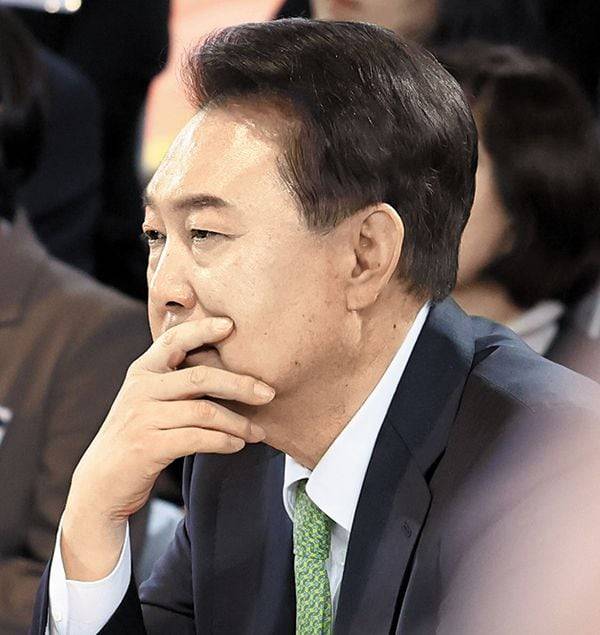 국정 기조 바뀔까 - 10일 치러진 22대 총선에서 여당인 국민의힘이 참패하면서 윤석열 대통령은 취임 후 가장 큰 정치적 위기를 맞게 됐다. 사진은 윤 대통령이 지난달 21일 강원 원주시 건강보험심사평가원에서 열린 22번째 민생 토론회에서 노후 복지와 관련한 영상을 시청하는 모습. /연합뉴스