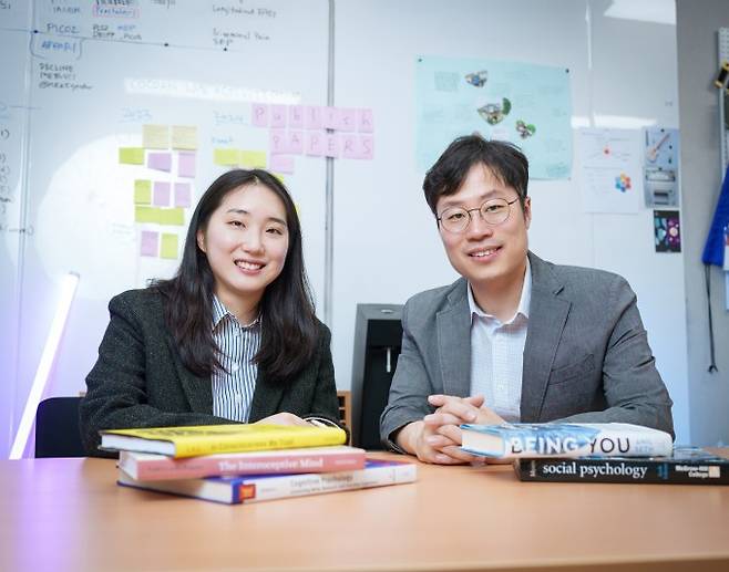 IBS 뇌과학 이미징 연구단 우충완 부연구단장(오른쪽)과 김홍지 연구원. IBS 제공
