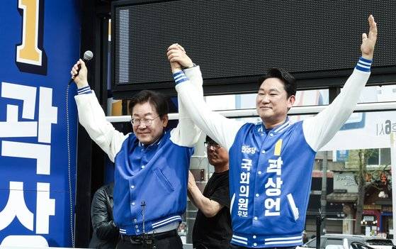 이재명 더불어민주당 대표가 지난 8일 오후 서울 종로구 동묘 인근에서 곽상언 종로구 후보의 지원 유세를 하고 있다. 김성룡 기자