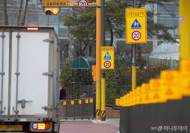 [서울시가 어린이보호구역 내 보행자 통로 확보가 어려운 폭 8m 미만의 이면도로 50곳을 추가로 지정해 제한속도를 시속 30km에서 20km로 낮춘다. 19일 오후 서울 중구 한 초등학교 앞 어린이보호구역에서 차량과 시민들이 오가고 있다. 2024.02.19. koiflag@newsis.com /사진=이동현 인턴