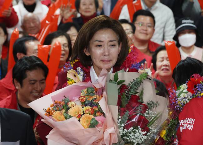 나경원 국민의힘 서울 동작을 후보가 11일 오전 당선이 확실해진 후 꽃다발을 받고 있다. 연합뉴스