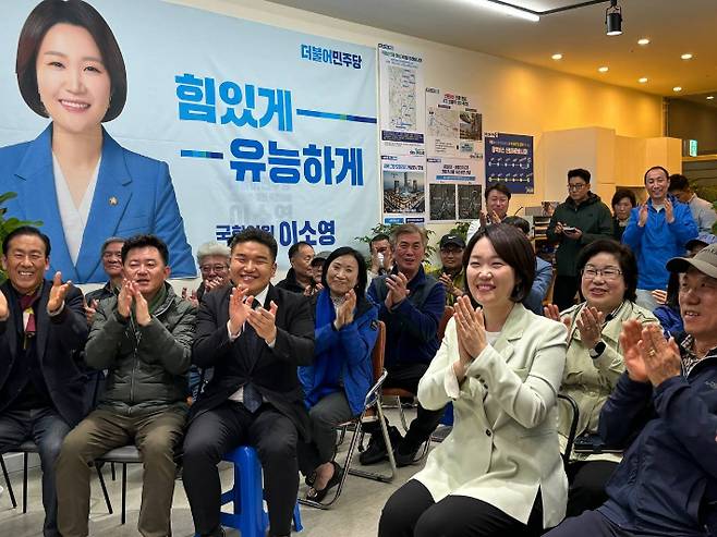 이소영 의원 캠프 관계자들과 지지자들이 기뻐하고 있는 모습. 이 의원 캠프 제공