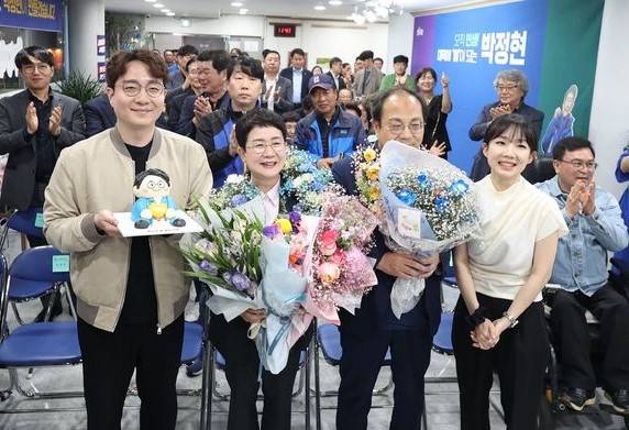 ▲더불어민주당 박정현(왼쪽 두번째) 대전 대덕구 국회의원 후보가 11일 당선이 확실시 되자 꽃다발을 목에 걸고 기념 촬영하고 있다. ⓒ박정현 선거캠프