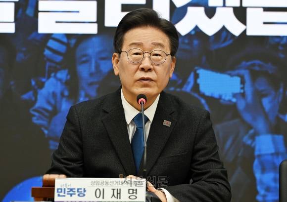 이재명 더불어민주당 대표 겸 상임공동선거대책위원장이 11일 서울 영등포구 더불어민주당 당사에서 열린 더불어민주당·더불어민주연합 제12차 합동 중앙선거대책위원회의 겸 선대위 해단식에서 모두발언하고 있다. 2024.4.11 오장환 기자