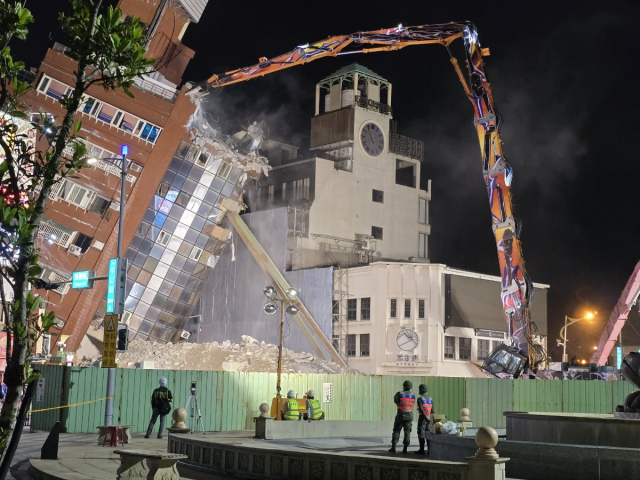 강진이 발생한지 사흘째인 지난 5일 저녁 대만 타이베이 화롄현에서 기울어진 톈왕싱 빌딩 철거 작업이 진행되고 있다. 타이베이=연합뉴스