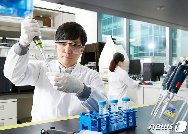 유한양행 중앙연구소 연구원들이 의약품 개발을 위한 연구를 하고 있다.(유한양행 제공)/뉴스1 ⓒ News1