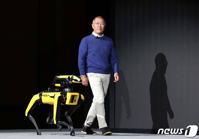 정의선 현대자동차그룹 회장이 세계 최대 전자·가전·정보기술(IT) 전시회인 CES 2022 개막을 하루 앞둔 4일(현지시간) 미국 네바다주 라스베이거스 만달레이 베이에서 열린 현대자동차 프레스 컨퍼런스에 참석해 보스턴 다이내믹스의 4족 보행 로봇 '스팟'과 함께 연단에 오르고 있다. 2022.1.5/뉴스1 ⓒ News1 조태형 기자