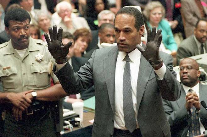 O. J. 심슨은 1994년 전처를 살해한 혐의로 재판을 받았지만 배심원단에서 무죄 평결을 받고 풀려났다. 사진은 그가 범행 당시 사용한 것으로 알려진 가죽장갑을 심슨이 법정에서 착용하는 모습. 장갑이 손보다 작았고, 그의 무죄 평결에 결정적 영향을 끼쳤다는 평가를 받는다./AFP 연합뉴스