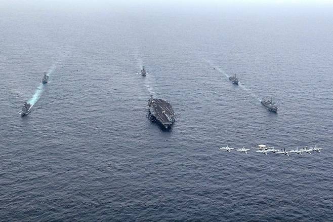 한미 해군과 일본 해상자위대가 11일 제주 남방 공해상에서 북한의 핵·미사일 위협에 대한 공동 대응능력을 향상하기 위해 한미일 해상 훈련을 실시하고 있다. 해군 제공