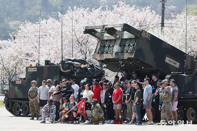 12일 미 육군 제2 보병사단 소속 제210포병여단 장병들이 M270 다연장로켓을 배경으로 기념사진을 찍고 있다. 동두천=박형기 기자 oneshot@donga.com