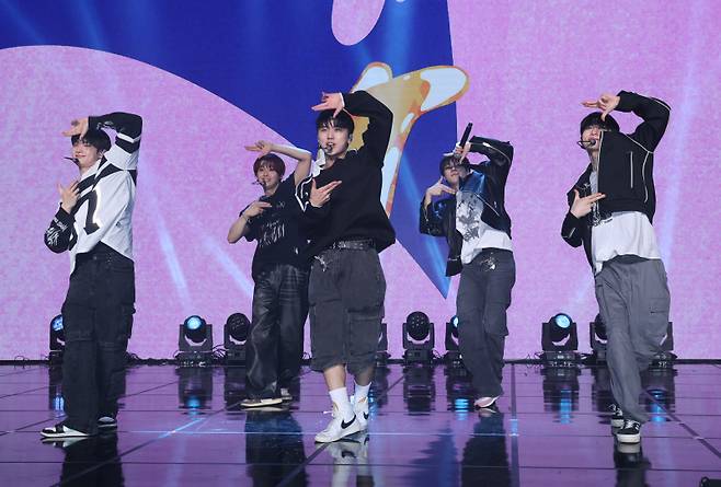 그룹 DKZ 세현, 재찬, 민규, 종형, 기석이 12일 오후 서울 강남구 일지아트홀에서 열린 두 번째 미니앨범 'REBOOT' 발매 기념 쇼케이스에 참석해 타이틀곡 무대를 선보이고 있다. 타이틀곡 'Like a Movie'(라이크 어 무비)는 경쾌하고 리드미컬한 밴드 사운드의 곡이다. 서병수 기자 qudtn@edaily.co.kr /2024.04.12/