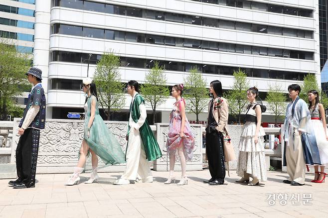 한국관광공사가 ‘2023-2024 한국 방문의 해’를 기념하기 위해 12일 서울 종로구 청계천에서 개최한 한복 패션쇼에서 모델들이 걷고 있다. 정효진 기자