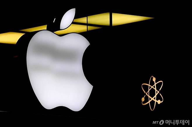 지난해 11월 독일 뮌헨의 한 매장에 애플 로고가 비춰지고 있다. /AP=뉴시스