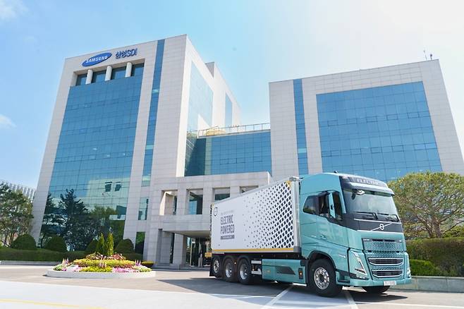 삼성SDI의 21700 하이니켈 원통형 배터리가 탑재된 볼보트럭의 대형 전기트럭 ‘FH 일렉트릭’이 12일 삼성SDI 기흥 본사 앞에 서 있다. 삼성SDI 제공