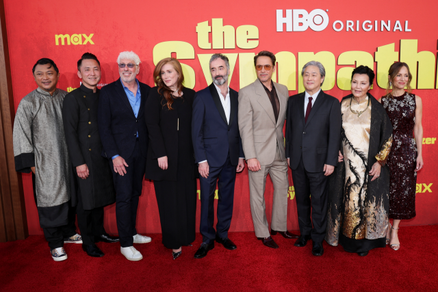 HBO 오리지널 ‘동조자’의 쇼러너 박찬욱 감독이 9일(현지 시간) 미국 로스앤젤레스(LA) 파라마운트 극장에서 열린 프리미어 행사에서 로버트 다우니 주니어, 돈 맥켈러 공동 쇼러너, 그리고 아오자이(베트남 민속의상)를 차려입은 배우들과 함께 레드카펫에 섰다. 로이터연합뉴스