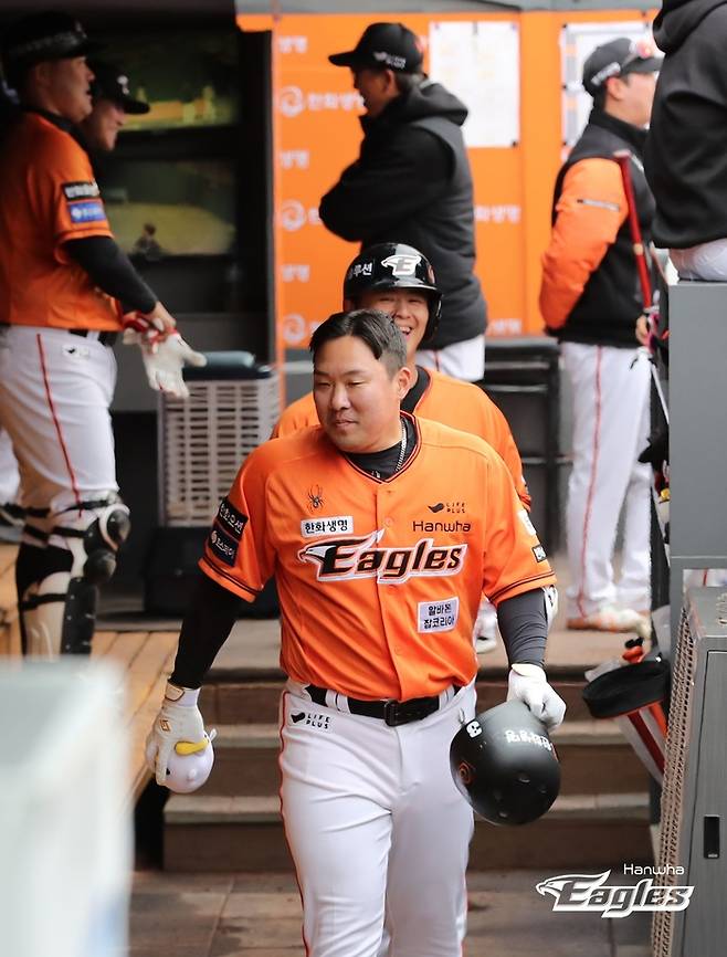 안치홍이 지난달 31일 대전 KT전에서 시즌 첫 홈런을 친 뒤 더그아웃에서 미소를 짓고 있다. 한화 제공