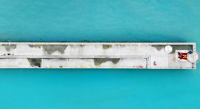 참사 10주기 앞둔 진도 앞바다 (진도=연합뉴스) 정다움 기자 = 4일 오전 전남 진도군 임회면 팽목항(진도항) 방파제에서 추모객들이 이동하고 있다. 2024.4.4 daum@yna.co.kr