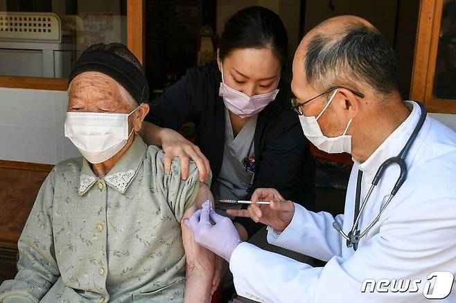 일본 나가노현 기타아이키에서 의료 종사자가 가정을 방문해 노인에게 코로나19 화이자 백신을 접종하고 있다. ⓒ AFP=뉴스1 ⓒ News1 우동명 기자