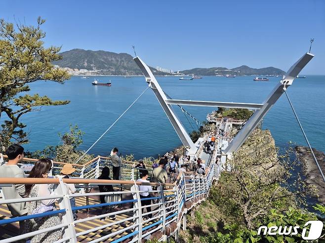 13일 오후 부산 송도 암남공원을 찾은 관광객들이 용궁구름다리를 건너고 있다.2024.4.13. /ⓒ 뉴스1 손연우 기자