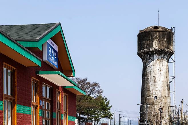 연천역 출구로 빠져나오면 '연천 관광안내소'로 쓰이는 옛 경원선 연천역사와 증기기관차가 다니던 시절 열차에 물을 대주던 급수탑이 먼저 나와 반긴다. / 양수열 영상미디어 기자