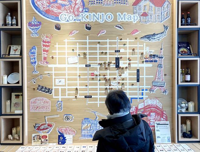호텔 ‘오모3 삿포로 스스키노 바이 호시노 리조트’ 로비에 있는 지역 정보 지도판. ‘오모레인저’가 조사한 맛집 지도도 비치돼 있다.