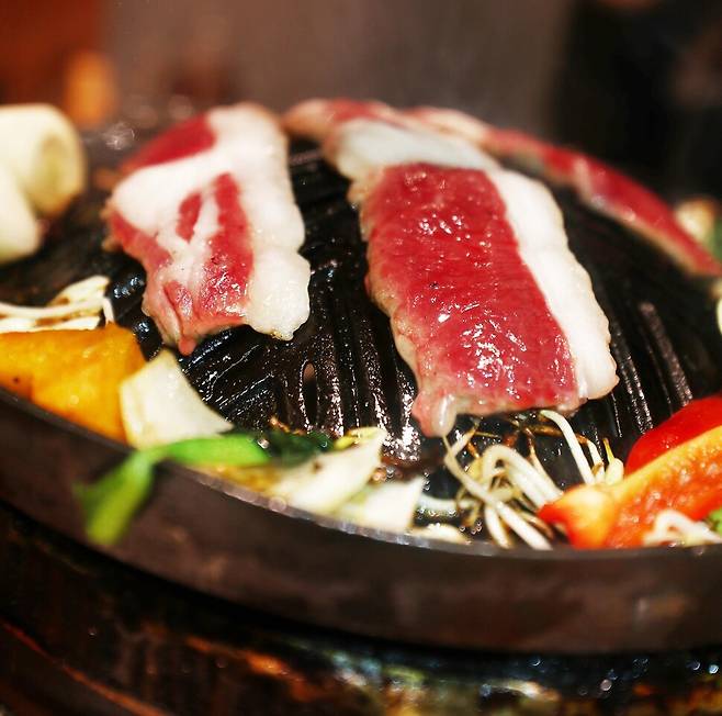 ‘히쓰지’의 삿포로 향토 음식 ‘징기스칸’. 특별 제작 불판에 구워 먹는 양고기 음식이다.