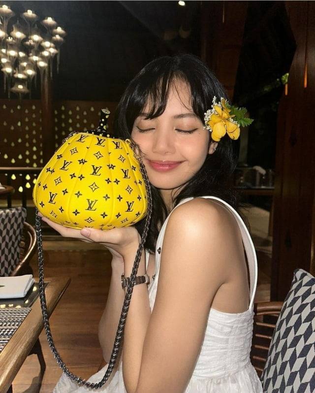 걸 그룹 블랙핑크 멤버 리사가 루이비통 가방을 들고 포즈를 취하고 있다. 사진=리사 인스타그램