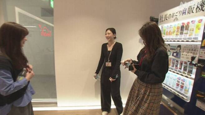 자동 음료 자판기 이용 후 동료들과 함께 음료를 마시며 이야기를 나누는 이시카와 시리나.