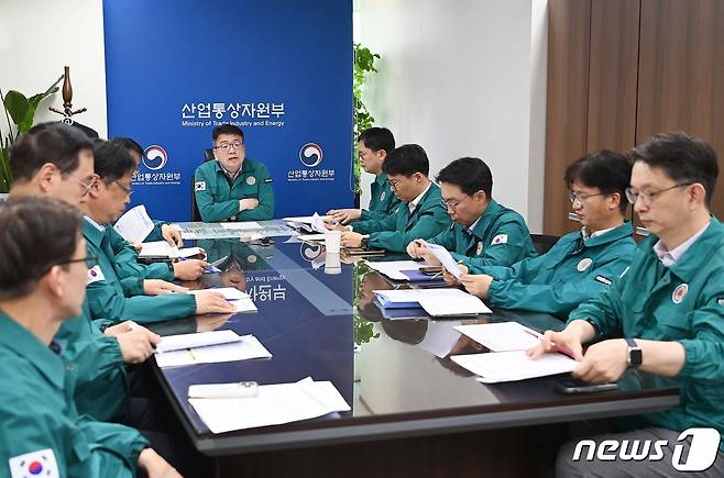 최남호 산업통상자원부 2차관이 14일 오후 정부서울청사에서 이란의 이스라엘 공격에 따른 긴급 상황점검 회의를 주재하고 있다. (산업부 제공) 2024.4.14/뉴스1