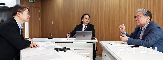 이준웅 서울대 언론정보학과 교수(가운데)와 김영원 숙명여대 통계학과 교수(오른쪽)가 12일 서울 종로구 동아미디어센터 회의실에서 김승련 동아일보 논설위원의 진행으로 4·10총선과 여론조사를 주제로 대담하고 있다. 양회성 기자 yohan@donga.com