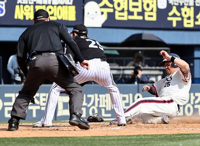 두산 베어스 양의지가 14일 오후 잠실야구장에서 열린 2024 KBO리그 엘지(LG) 트윈스와 경기 3회말 2사 1, 3루 때 상대 실책으로 득점에 성공하고 있다. 연합뉴스