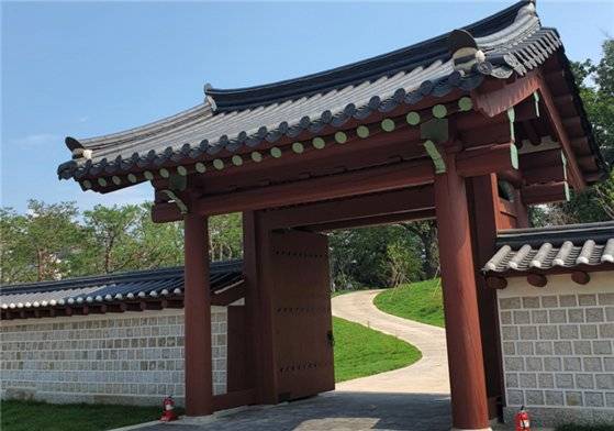 2022년 개장 당시에 활짝 열린 종묘의 북신문. 일명 왕의 지름길이라 불린다. 사진 서울시