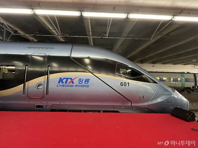 (서울=뉴스1) = 국토교통부는 오는 5월부터 경부선과 호남선에 차세대 고속열차 'KTX-청룡(CHEONG-RYONG)'을 본격 투입한다고 1일 밝혔다. 국토부와 한국철도공사(코레일)가 다음 달 운행을 앞둔 'KTX-청룡'의 국민 시승행사를 오는 22일부터 25일까지 4일간 하루에 한번 진행한다.