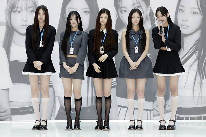 인천공항세관 홍보대사에 위촉된 그룹 뉴진스 민지가 지난달 22일 인천국제공항 제1여객터미널 밀레니엄홀에서 열린 홍보대사 위촉식 행사장에서 소감을 말하고 있다. /사진=뉴스1