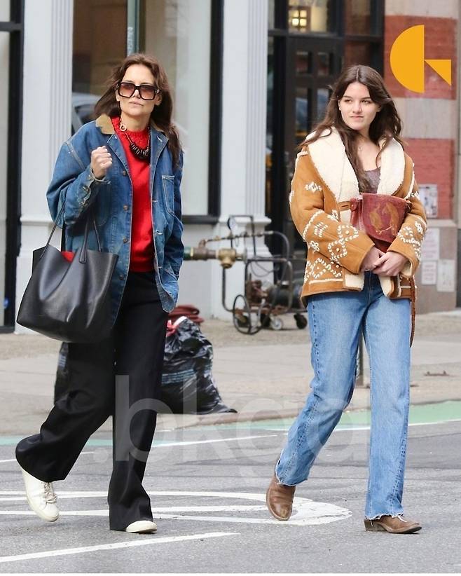 (좌측부터) 배우 케이티 홈즈와 그의 딸 수리 크루즈. 사진 | 백그리드 공식 채널