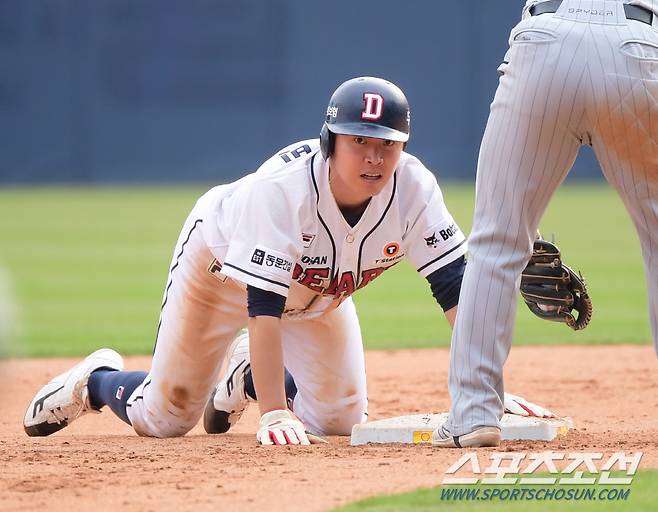 10일 잠실구장에서 열린 한화와 두산의 경기. 8회말 2사 1루 허경미 타석. 정수빈이 2루 도루를 성공시키고 있다. 잠실=정재근 기자 cjg@sportschosun.com/2024.4.10/