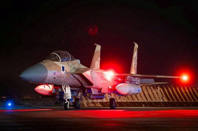 14일(현지시간) 이란의 무인기(드론)와 탄도미사일 요격을 위해 출격을 준비 중인 이스라엘 공군의 F-15 전투기 모습.[이미지출처=로이터·연합뉴스]
