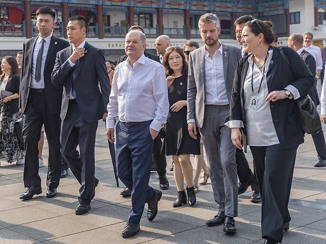14일 중국을 방문한 올라프 숄츠(가운데) 독일 총리가 충칭 시내를 걷고 있다. 충칭/신화 연합뉴스