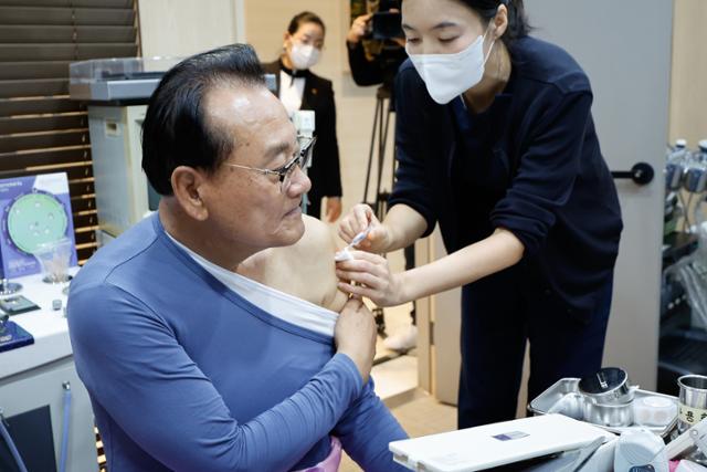 김호일 대한노인회장이 지난해 11월 2일 서울 마포구 연세우리내과의원에서 코로나19 XBB.1.5용 백신과 인플루엔자 백신을 동시 접종하고 있다. 뉴스1